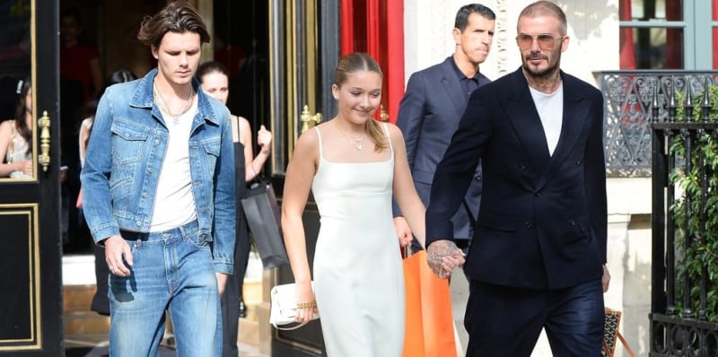 David Beckham oblékl na přehlídku manželky Victorie ponožky a dandály.