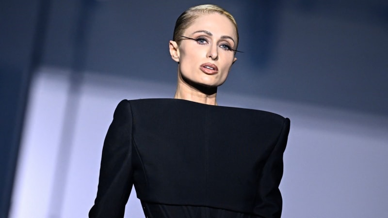 Paris Hilton se představila na prohlídce na pařížském týdnu módy.