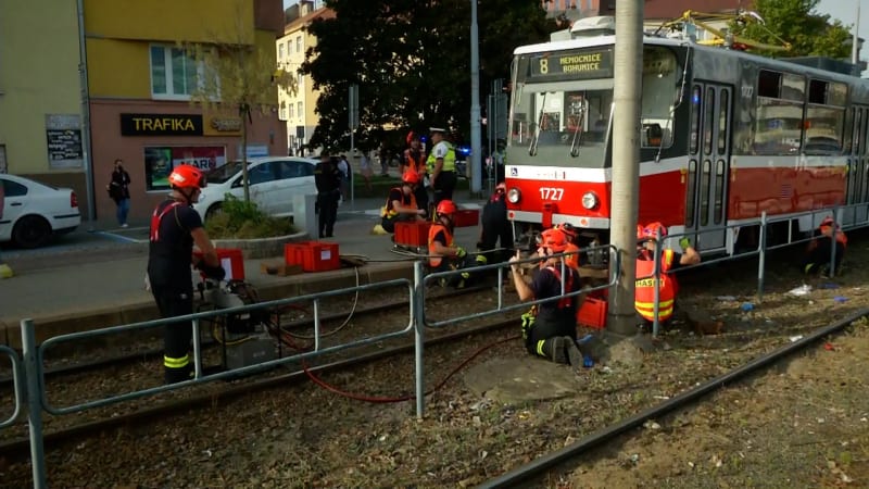 Dramatická záchrana mladíka zpod tramvaje v Brně