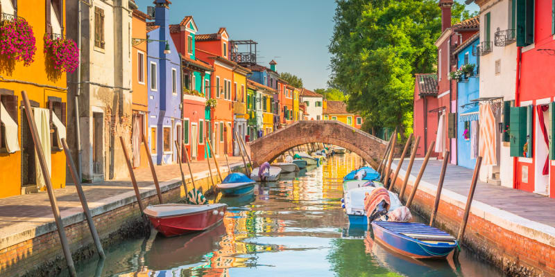 Ostrov Burano v Benátkách a barevné domky
