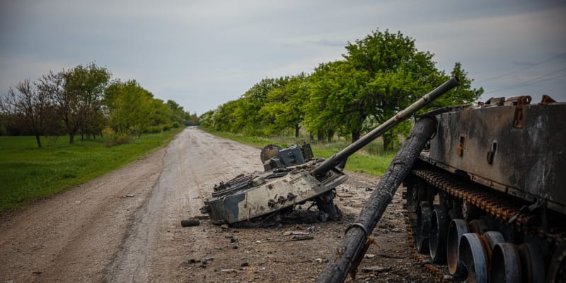 Zničené bojové vozidlo pěchoty BMP-3 s odhozenou věží