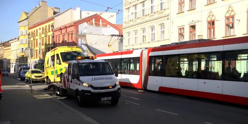 Dodávka v Brně narazila do projíždějící sanitky. 