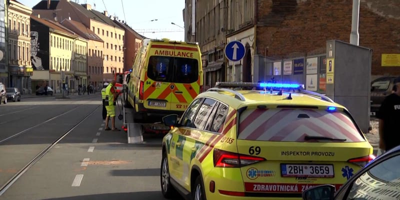 Dodávka v Brně narazila do projíždějící sanitky. 