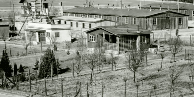 Historická fotografie koncentračního tábora v Hradištku