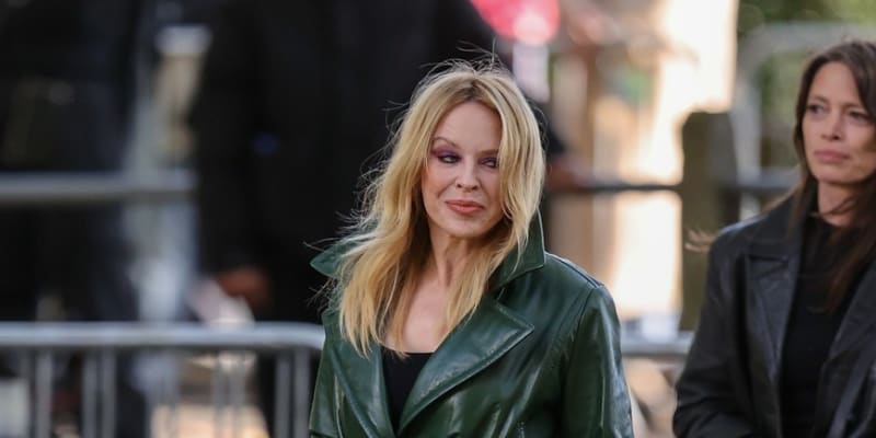  Kylie Minogue vynesla kožený kabát v zelené barvě.