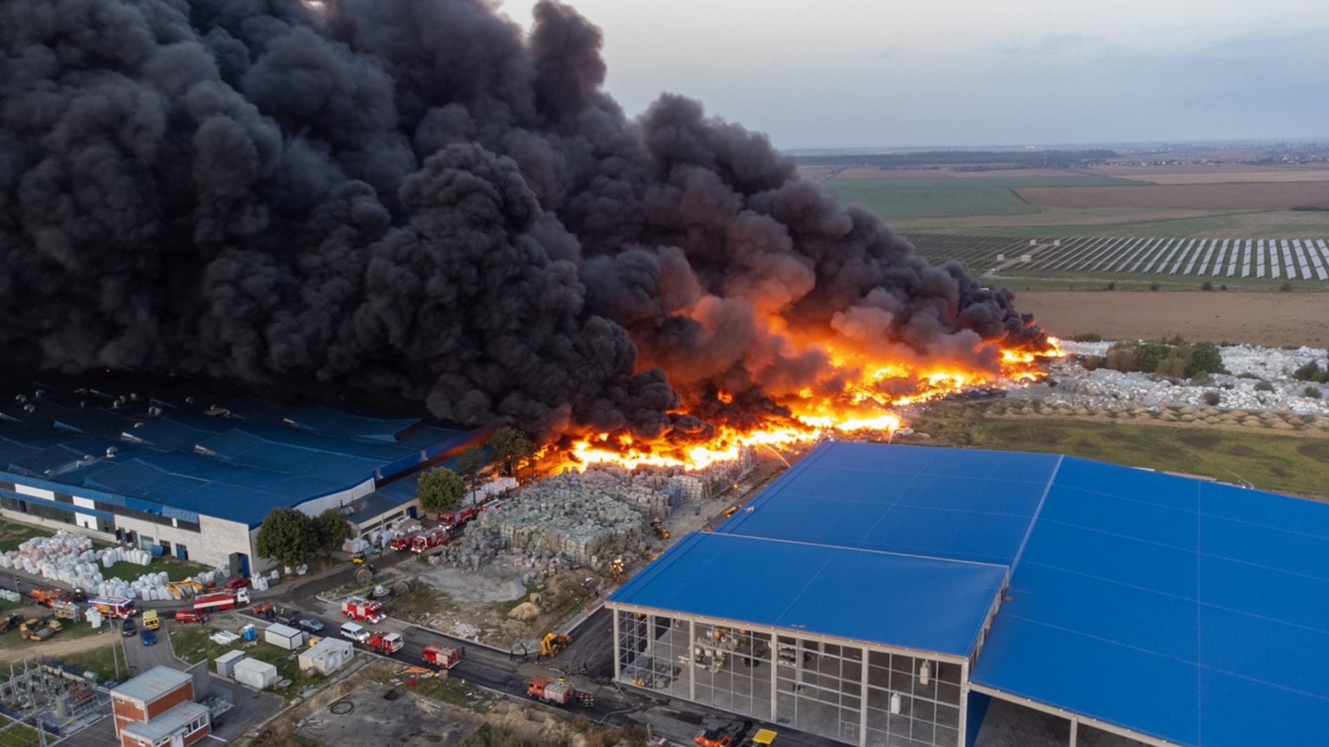 Mohutný požár zachvátil areál výrobny plastů v Chorvatsku (4. 10. 2023).