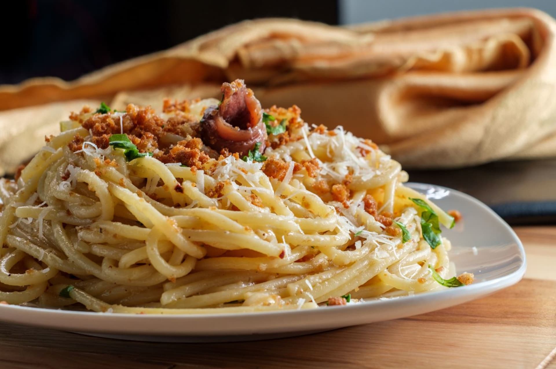 Sicilské špagety s ančovičkami a ochucenou křupavou strouhankou