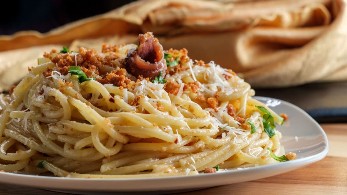 Sicilské špagety s ančovičkami a ochucenou křupavou strouhankou