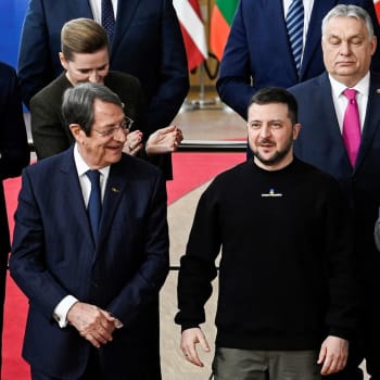 Ukrajinský prezident Volodymyr Zelenskyj (dole uprostřed) a nad ním jeho sok Viktor Orbán na únorovém setkání v Bruselu
