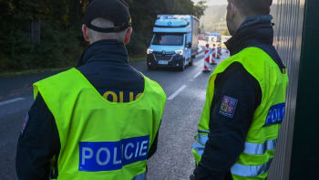 Policisté na hranicích se Slovenskem zahájili kontroly. Na úvod zastavili dodávku plnou Syřanů