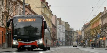 Školáky zasáhla chladicí kapalina z autobusu MHD v Plzni. Záchranáři museli ošetřit 16 dětí