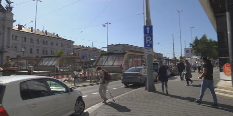 Nový pěší prostor před brněnským nádražím způsobuje problémy.