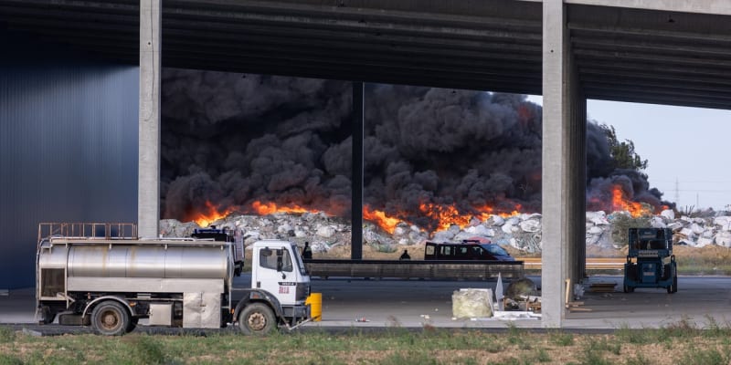 Mohutný požár zachvátil areál výrobny plastů v Chorvatsku (4. 10. 2023).