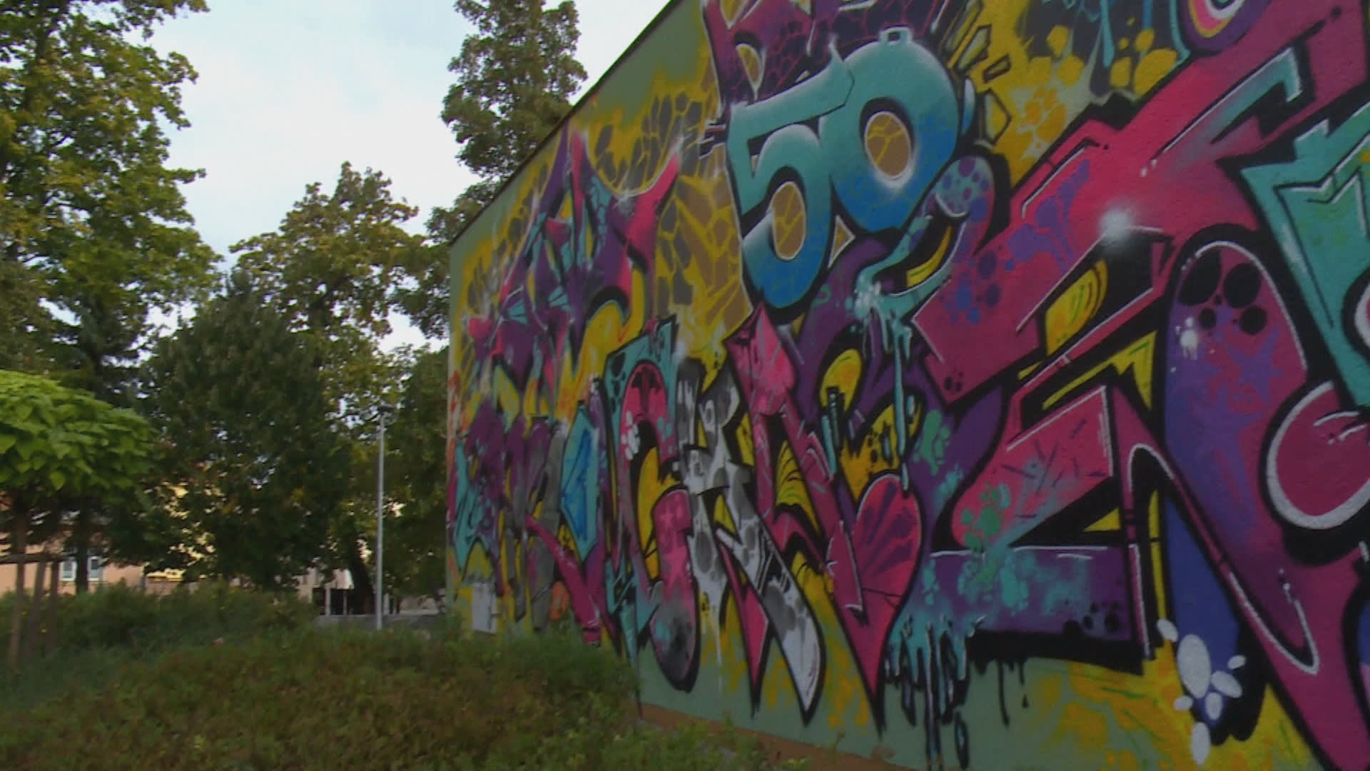 Graffiti ozdobilo kulturní dům ve Vodňanech.