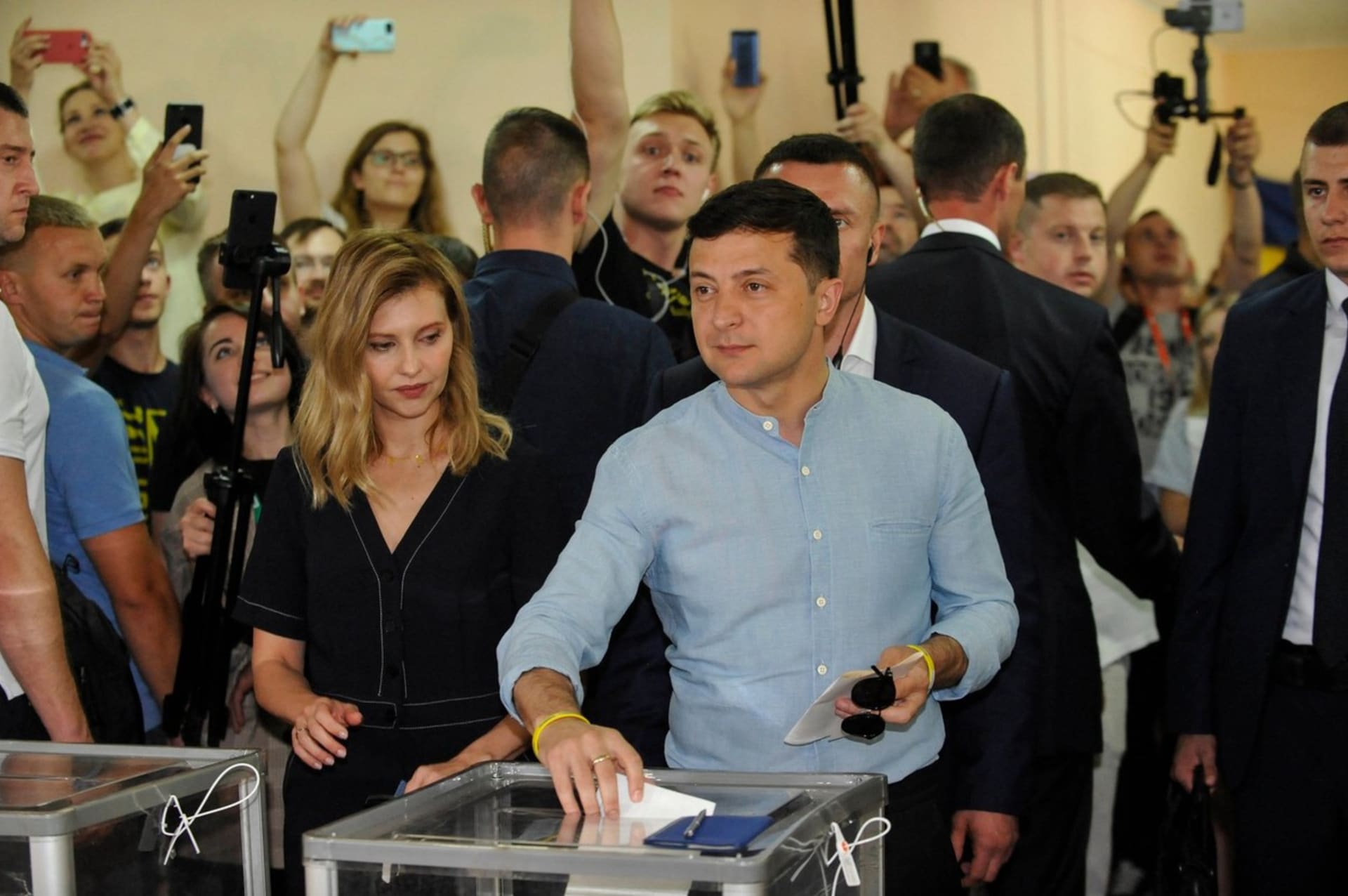 Čerstvě zvolený prezident Volodymyr Zelenskyj volí v parlamentních volbách v roce 2019.