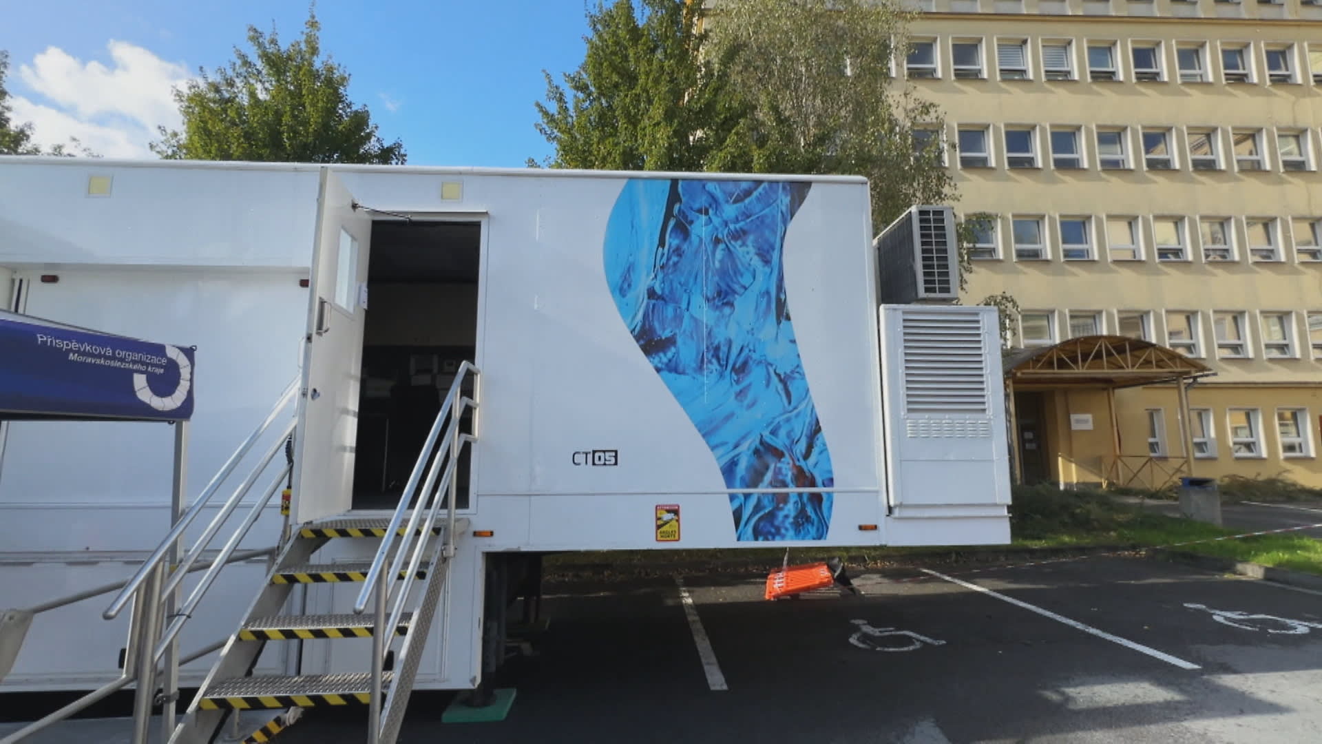 Třinecká nemocnice provádí vyšetření CT na dvoře v kamionovém návěsu.