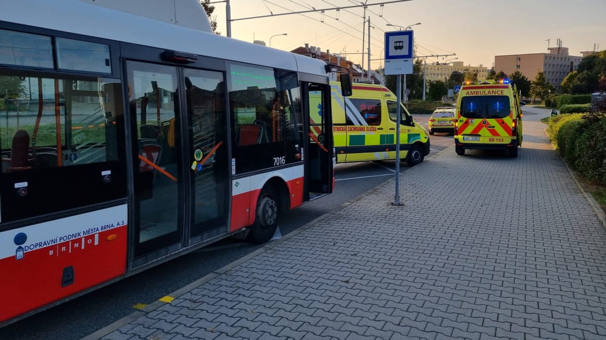 Nehoda autobusu a osobního automobilu v Brně, 5. října 2023