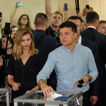 Čerstvě zvolený prezident Volodymyr Zelenskyj volí v parlamentních volbách v roce 2019.