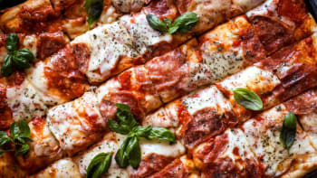 Jednoduchá pizza na plech s omáčkou z pečených rajčat 