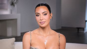 Kim Kardashian se rozhodla pochlubit svými přednostmi. Sdílela bizarní fotky v pyžamu