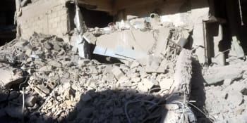 Mrtvá těla ležela všude, líčí svědci. Dronový útok zabil v Sýrii přes 100 lidí včetně důstojníků