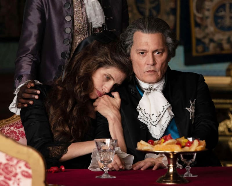 Johnny Depp ve snímku Jeanne du Barry – Králova milenka.
