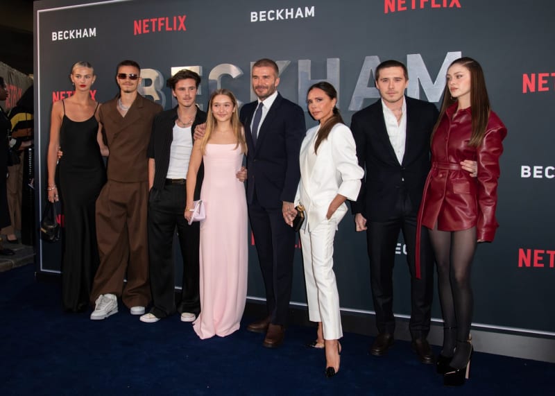 Nechyběli zleva Romeo Beckham s partnerkou Miou, Cruz Beckham, dcera Harper Beckham i Brooklyn Beckham s manželkou Nicolou Peltz.