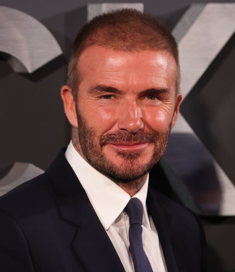 Beckhamova asistentka Rebecca Loos v roce 2003 médiím prodala informaci, že spolu měli poměr.