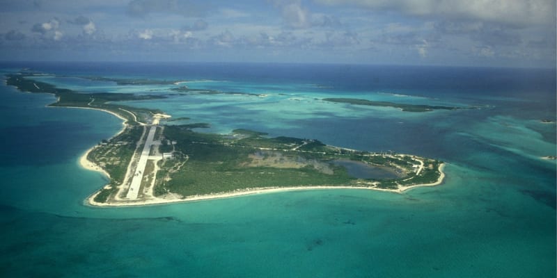 Ostrov Normans Cay  80. letech sloužil jako čerpací stanice a motorest pro pašeráky
