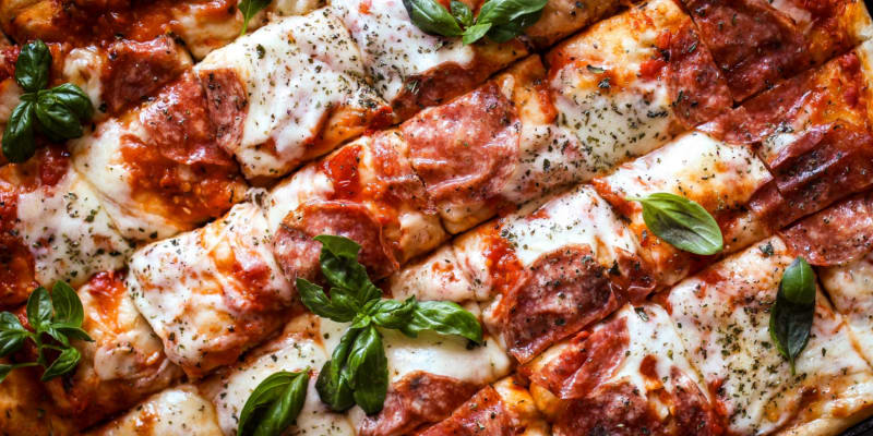 Jednoduchá pizza na plech s omáčkou z pečených rajčat