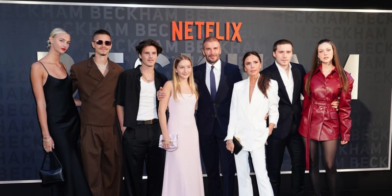 Manžele Beckhamovy na premiéru doprovodily jejich děti i s partnery.