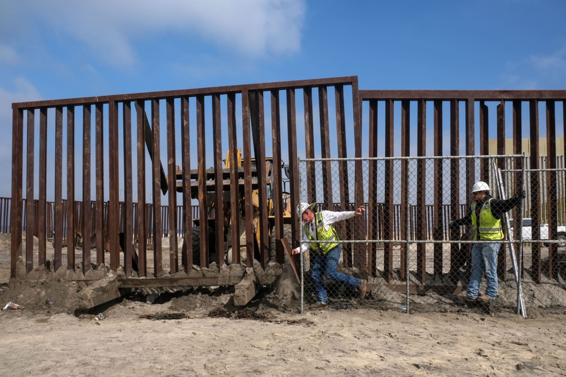 Američané pokračují ve výstavbě zdi na hranici s Mexikem.