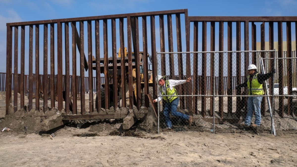Američané pokračují ve výstavbě zdi na hranici s Mexikem.