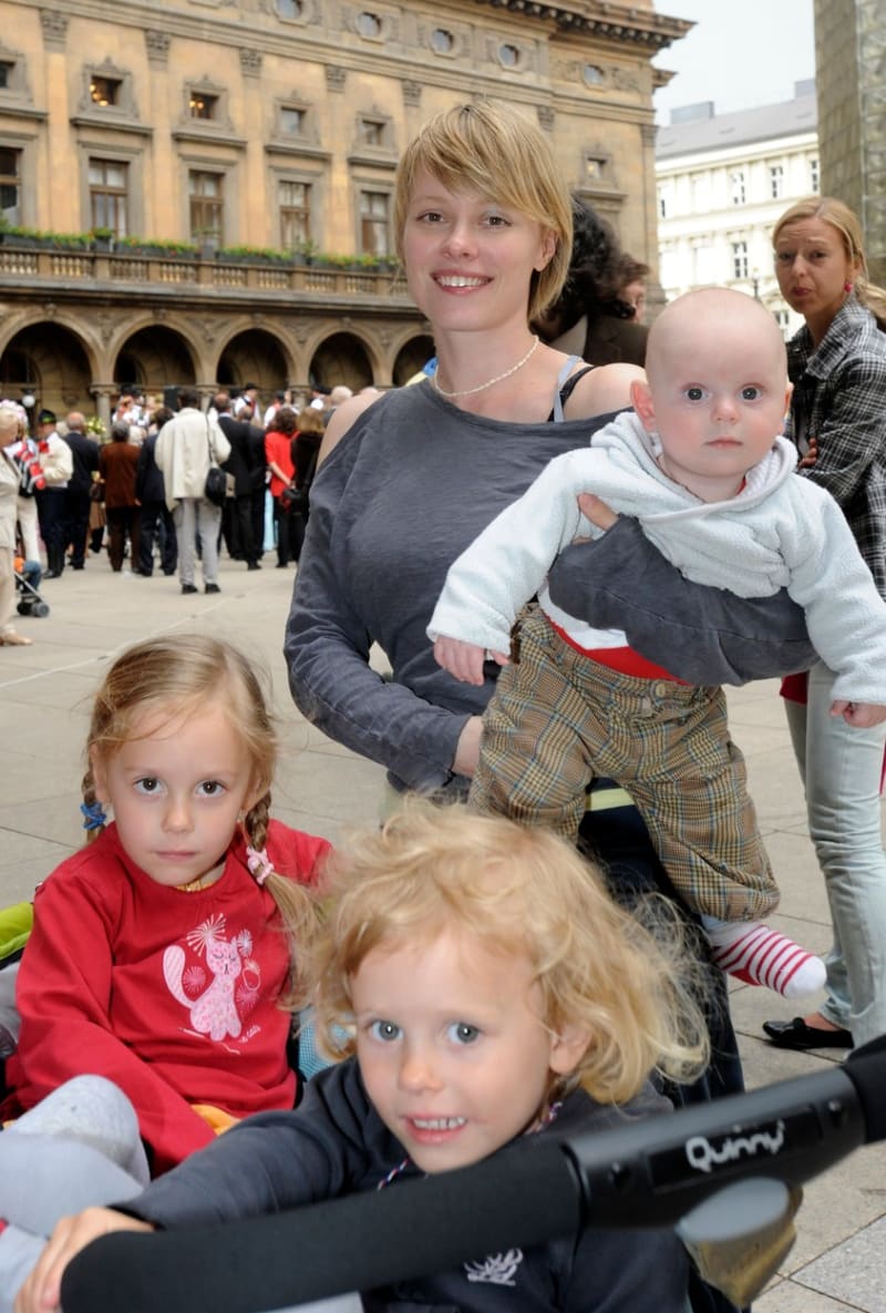 Linda Rybová s dětmi Františkem, Rozárkou a Josefínkou v roce 2008.
