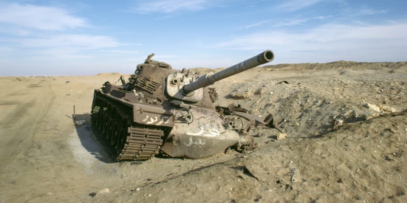 Zničený izraelský tank poblíž Suezského kanálu