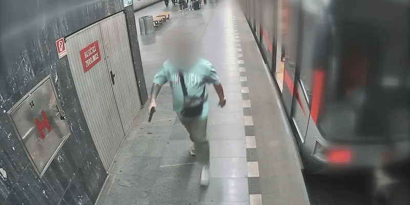 Policie zasahovala v pražském metru proti muži s airsoftovou pistolí a jeho kumpánovi, 29. září 2023.