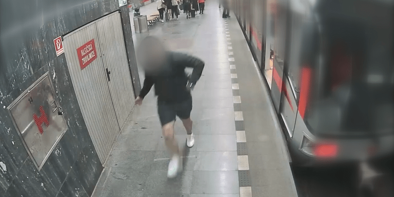 Policie zasahovala v pražském metru proti muži s airsoftovou pistolí a jeho kumpánovi, 29. září 2023.