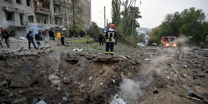 Následky ranního ostřelování Charkova, při němž zemřel desetiletý chlapec (6. 10. 2023).
