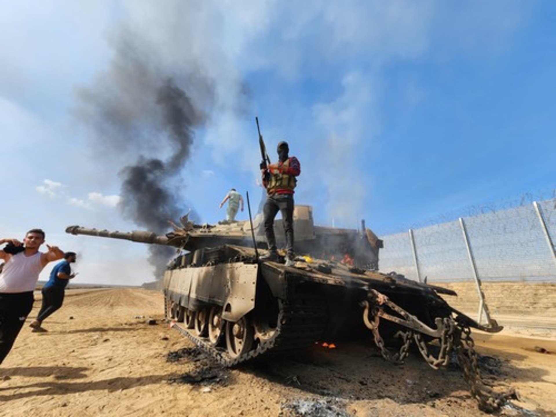 Ozbrojenci Hamásu na izraelském tanku v Gaze (7.10.2023)