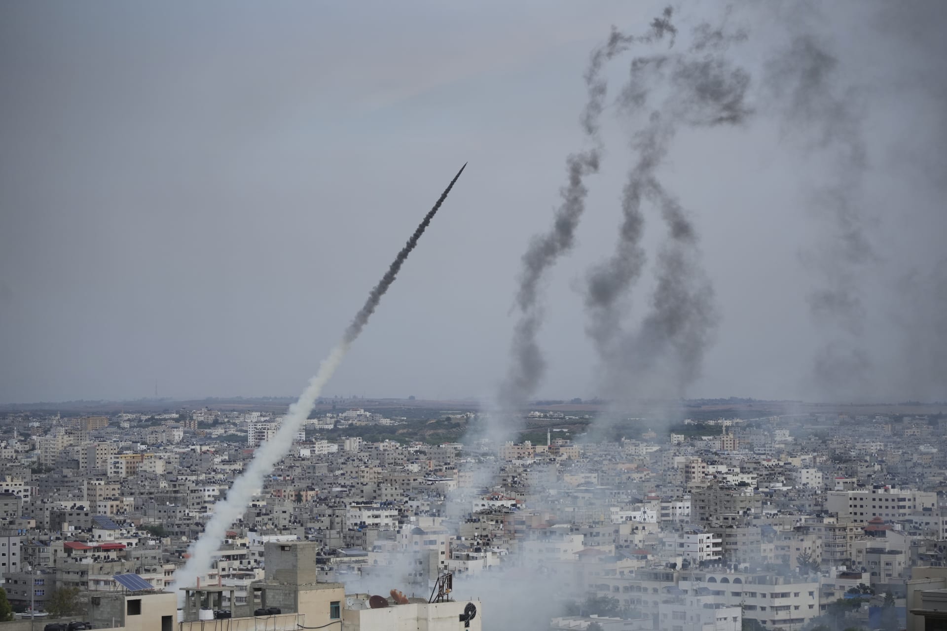 Palestinští ozbrojenci odpalují rakety z pásma Gazy směrem na Izrael.