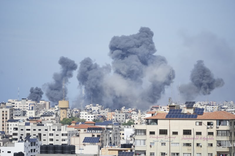 Kouř z výbuchu způsobeného izraelským náletem v pásmu Gazy