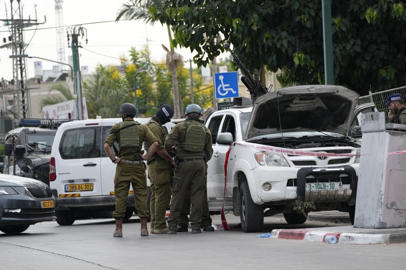 Izraelští vojáci stojí u pickupu, který použili palestinskými ozbrojenci.