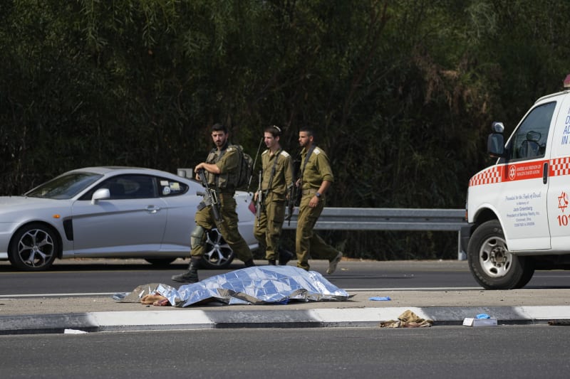 Izraelští vojáci procházejí kolem zabitého palestinského radikála v pásmu Gazy