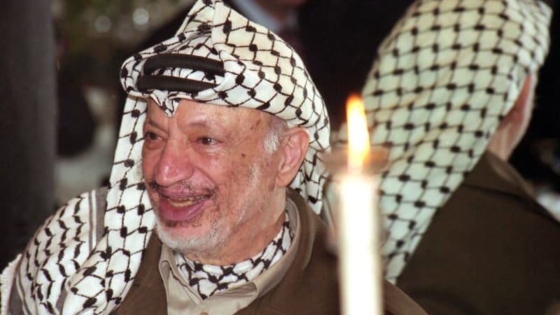 Palestinský šátek proslavil hlavně Jásir Arafat. Správně se mu říká jinak