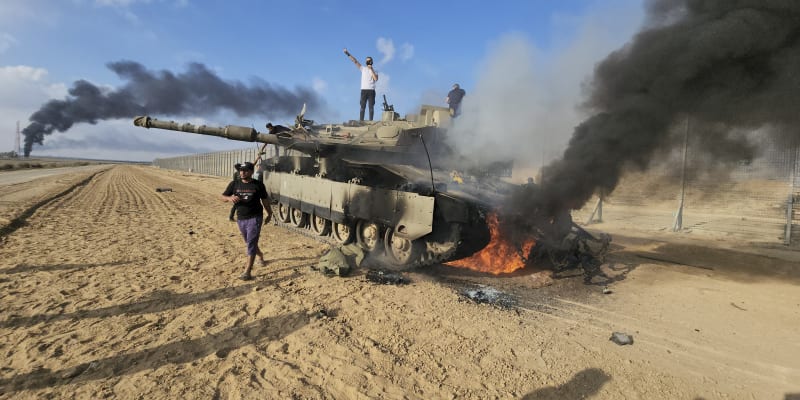 Palestinci oslavují dobytí izraelského tanku.