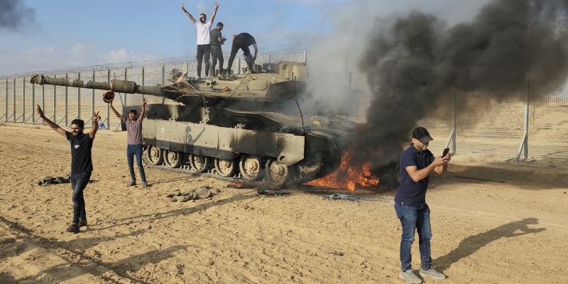Palestinci oslavují zničení tanku Izraele