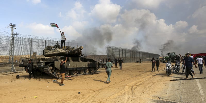Palestinci hlásí dobytí mnoha vojenských základen.
