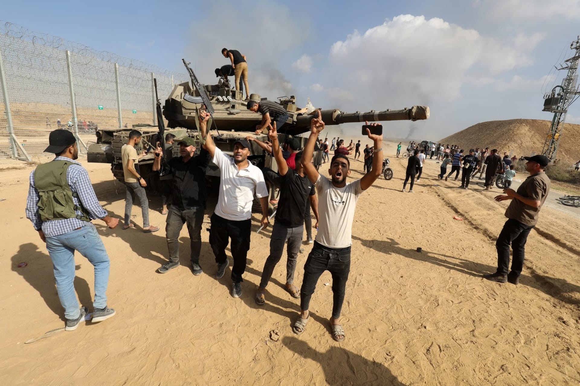 Zničený izraelský tank se stal místem bujarých oslav