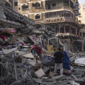 Palestinci prohledávají sutiny budovy zasažené při izraelském leteckém útoku v Gaze (8.10.2023)