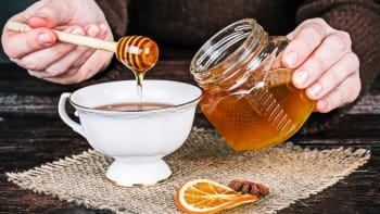 Kdy dát med do čaje, aby neztratil léčivé účinky aneb Vyvracíme největší medové mýty